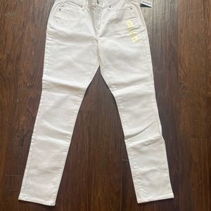 Women’s white Old Navy size 6 jeans